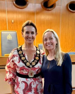 It was a delight to be invited to represent Wallis Taylor Jewellery at the Mayor’s Parlour for a reception with other local businesses yesterday. A big thank you to the awesome Mayoress @emma_supple (trumped, quite fairly we'd say, in the necklace stakes on this occasion 😂) and to the rather brilliant Emma Rigby of @loveyourdoorstep for organising.
That chair is quite the accessory — we could definitely get used to that 😉